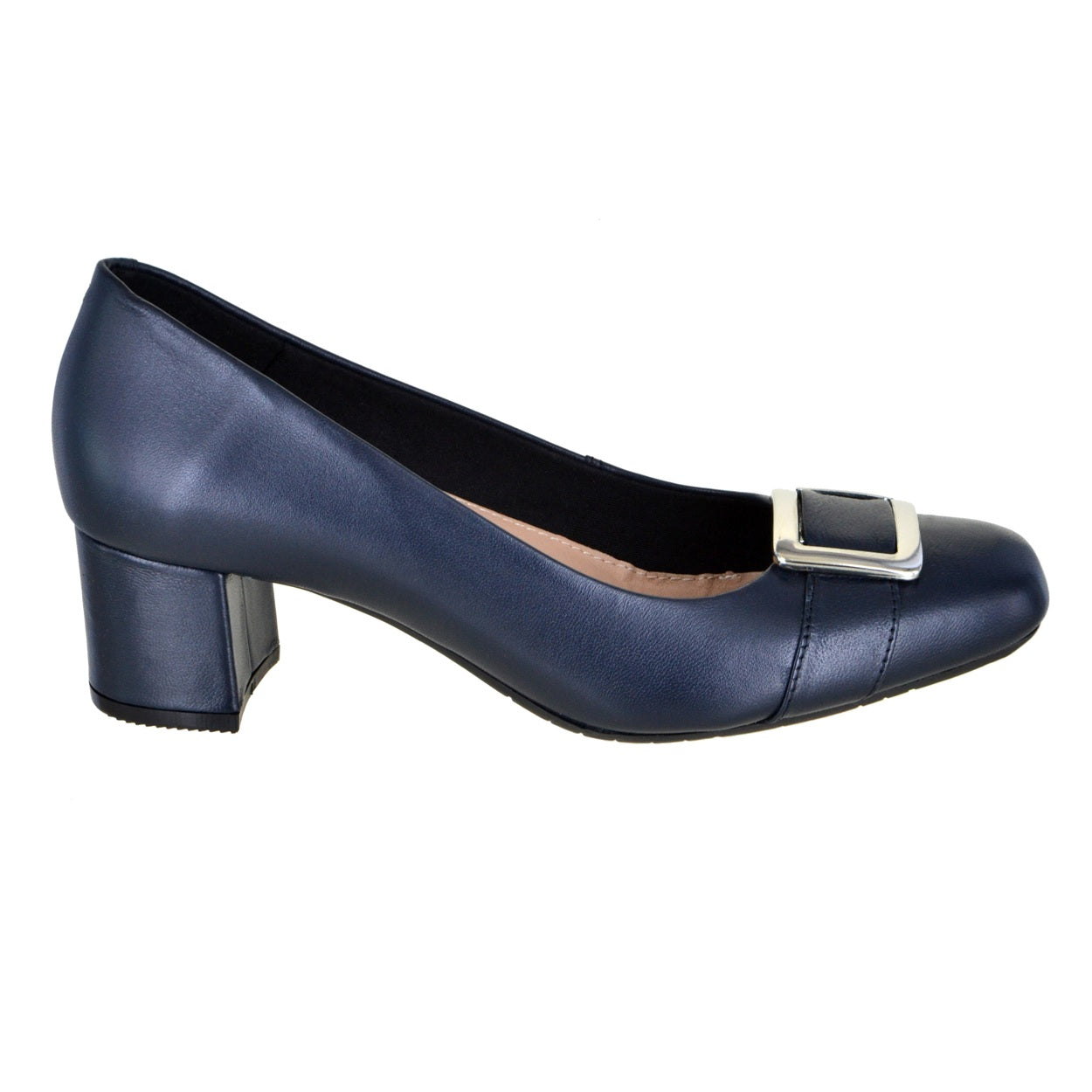 Zapatilla de piel con hebilla decorativa