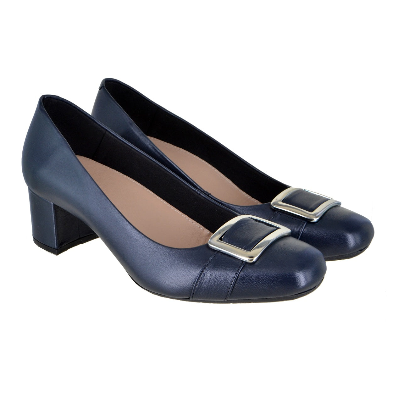 Zapatilla de piel con hebilla decorativa