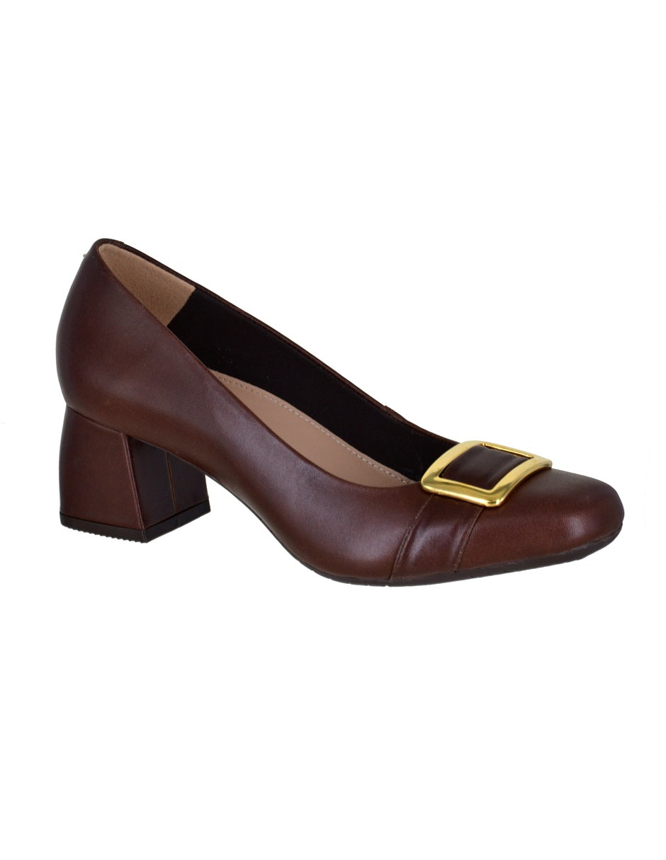 Zapatilla de piel con hebilla decorativa