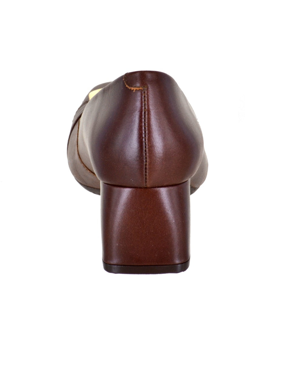 Zapatilla de piel con hebilla decorativa