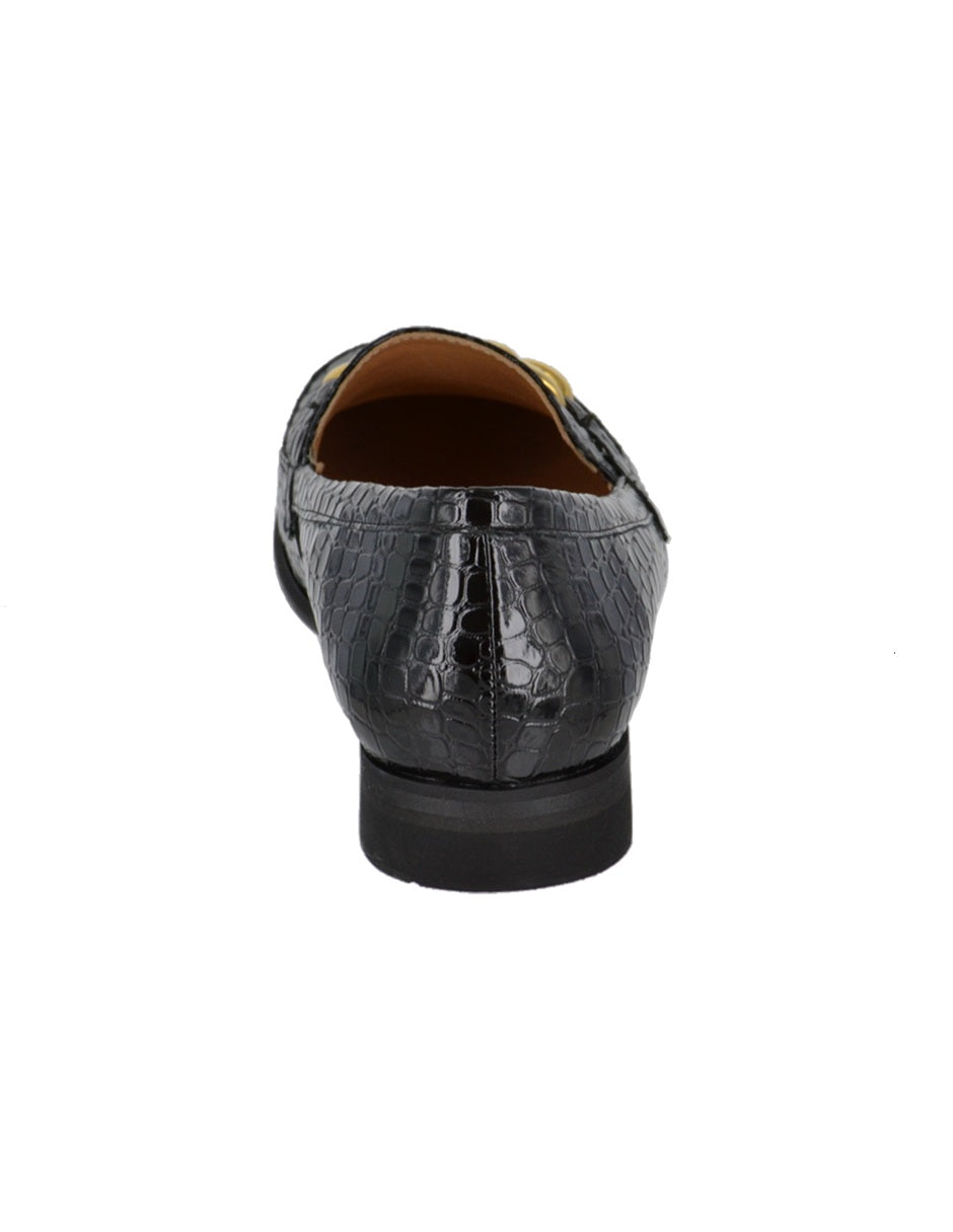 Mocasín texturizado con cadena