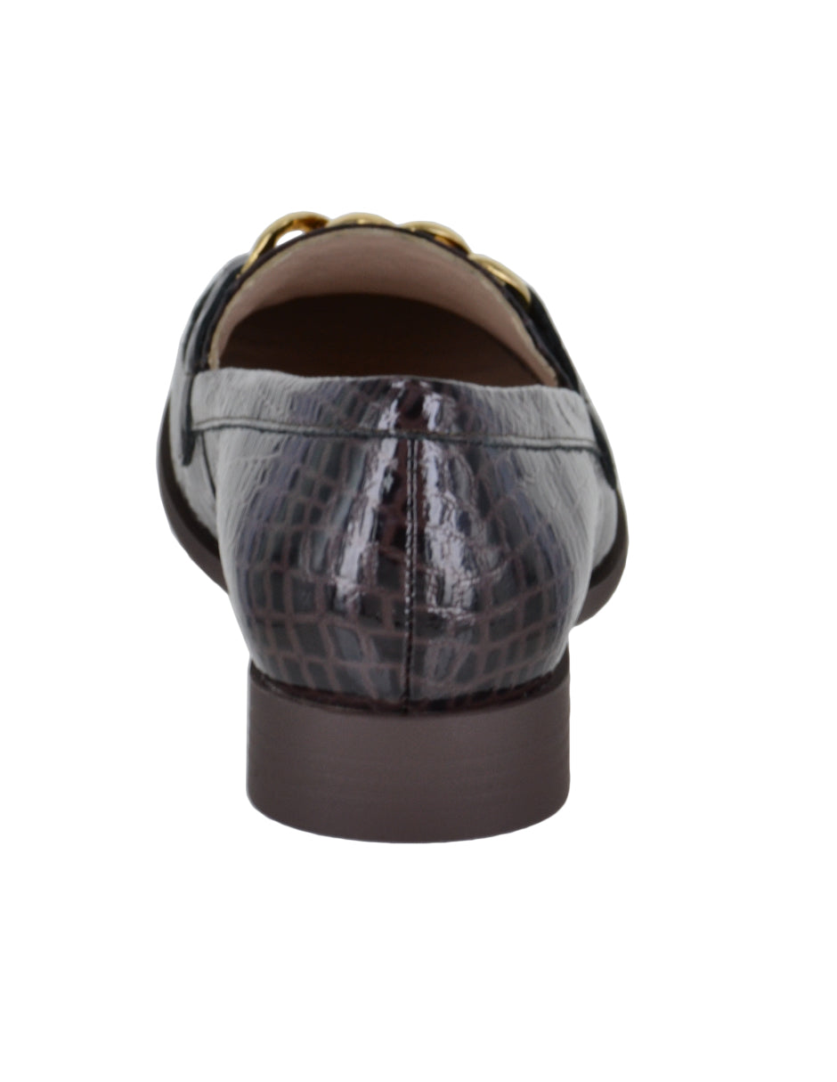 Mocasín texturizado con cadena