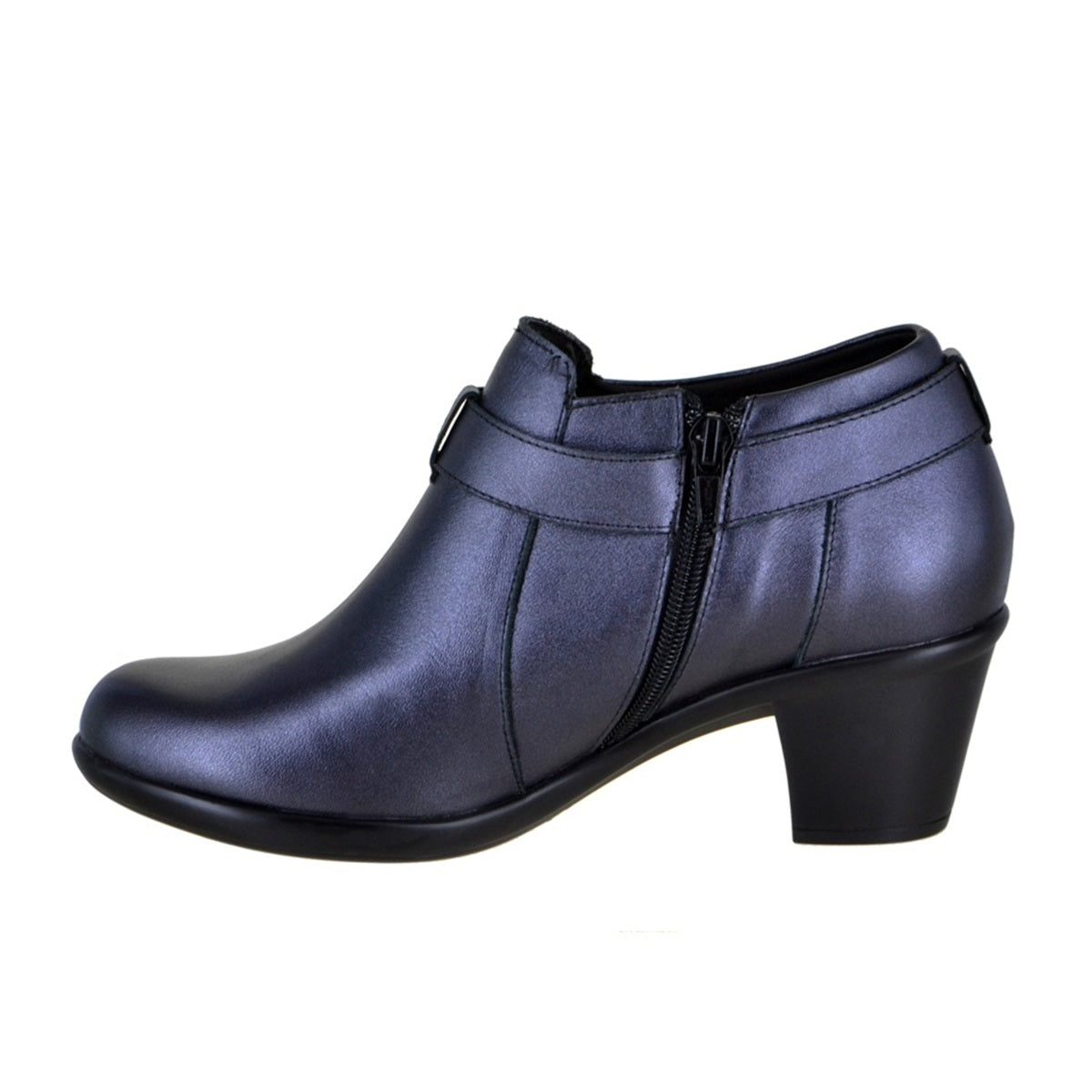 Botín elegante de piel con hebilla decorativa