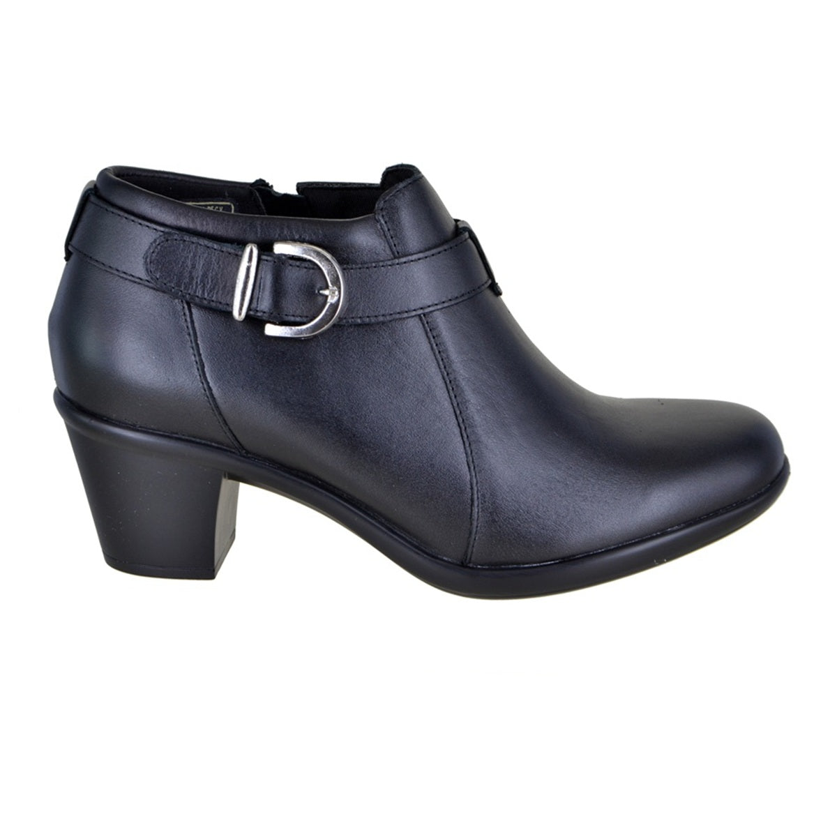 Botín elegante de piel con hebilla decorativa