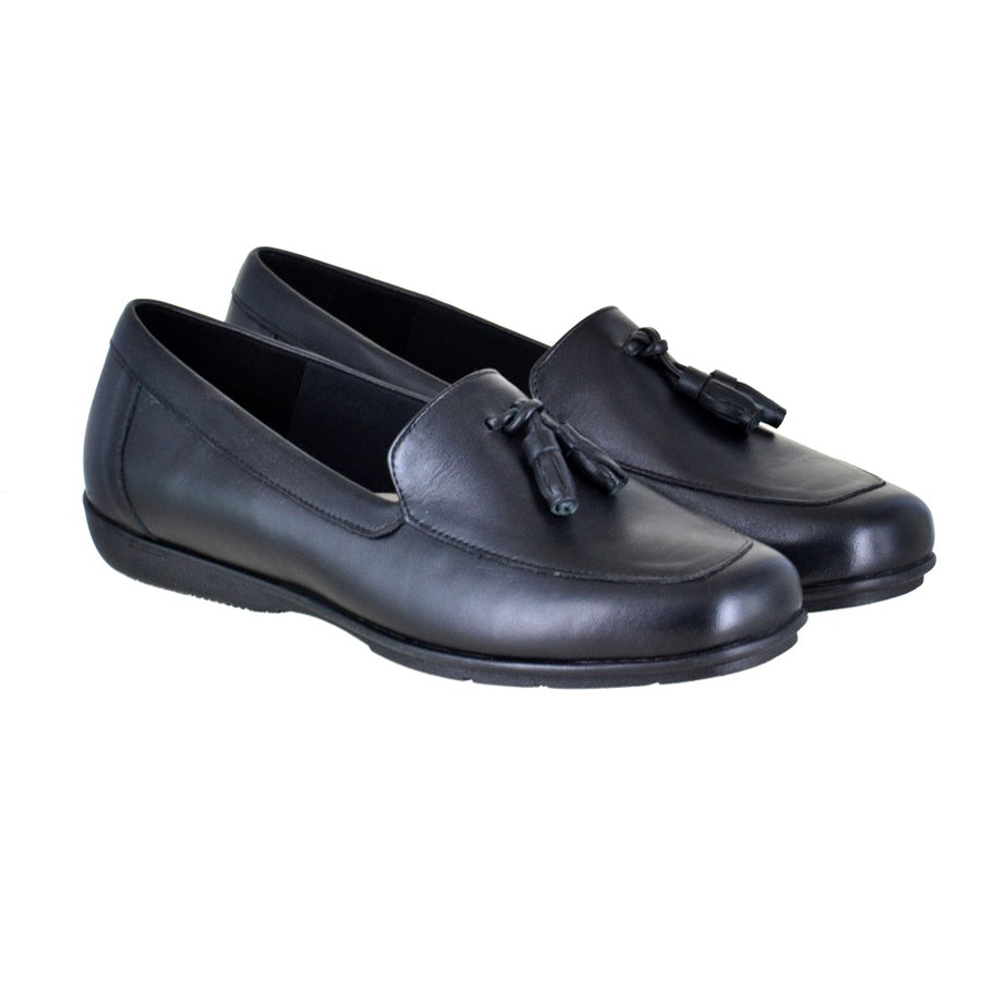 Mocasín de piel con borlas