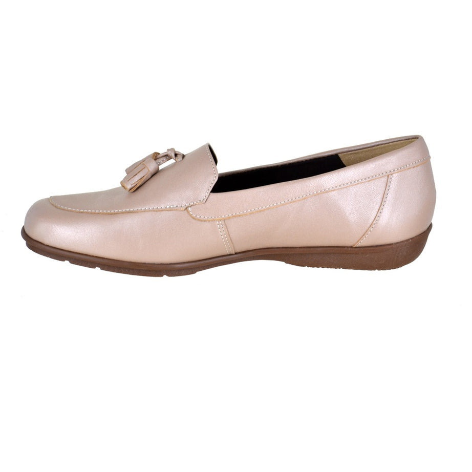 Mocasín de piel con borlas