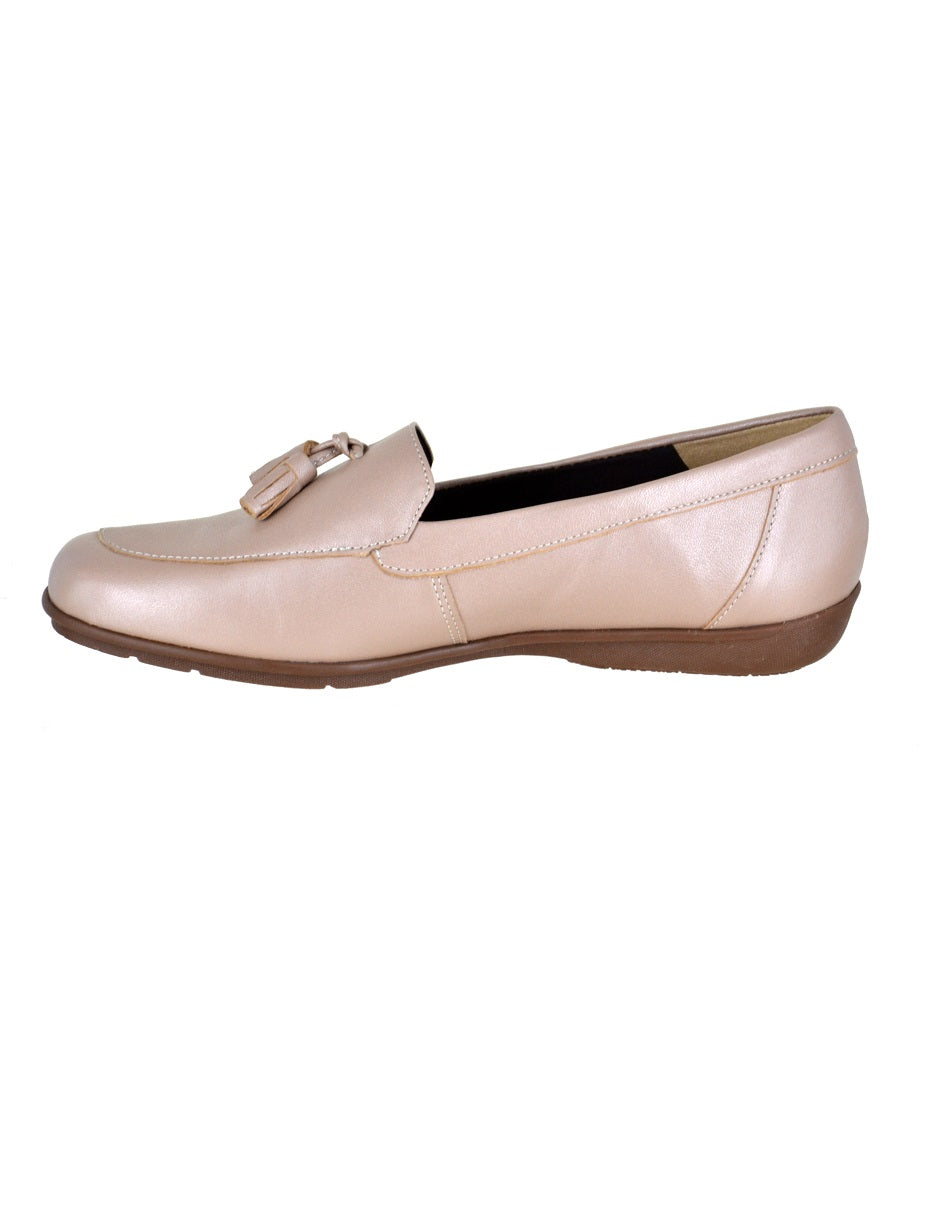 Mocasín de piel con borlas