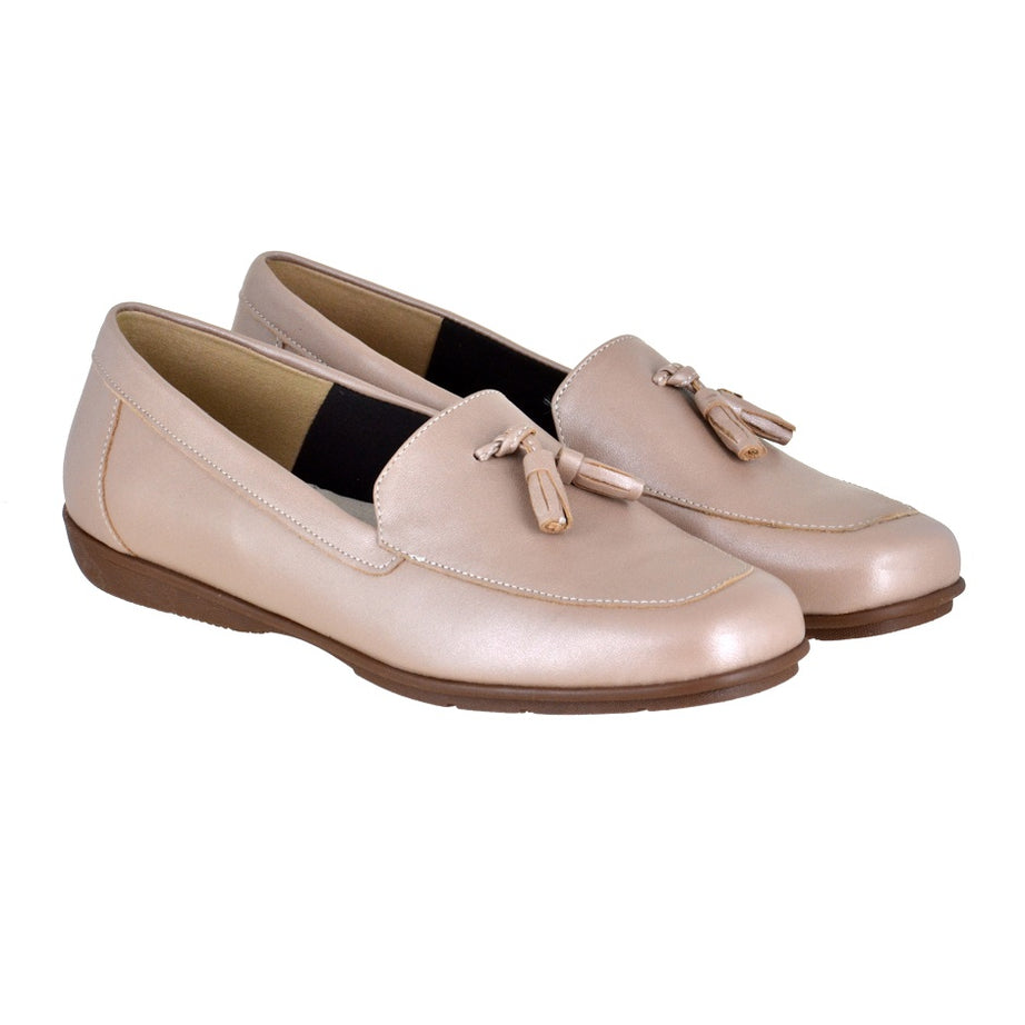 Mocasín de piel con borlas