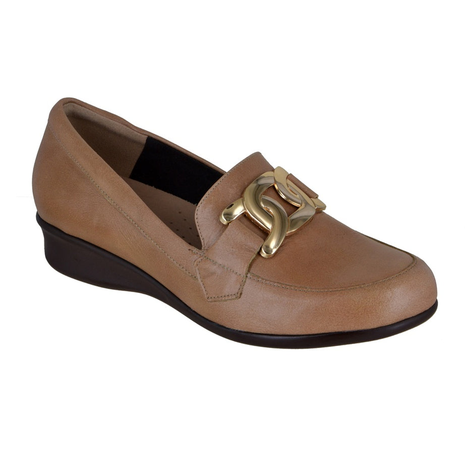 Mocasín de piel con hebilla decorativa