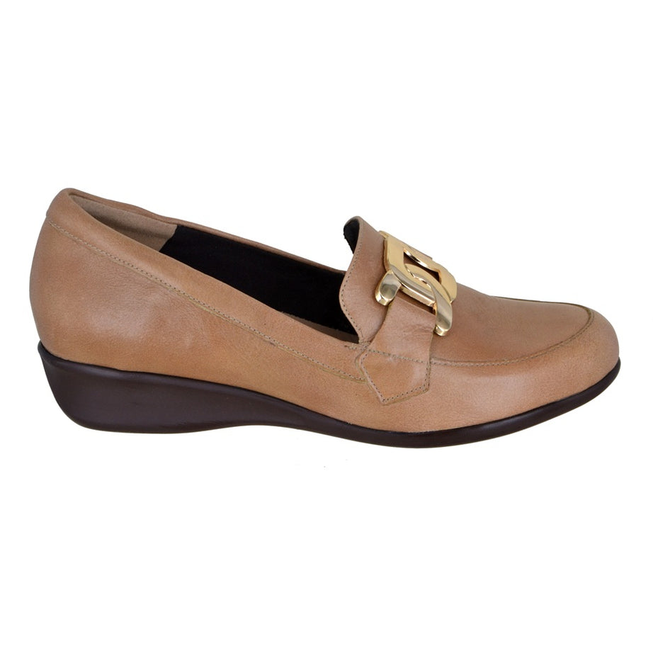 Mocasín de piel con hebilla decorativa