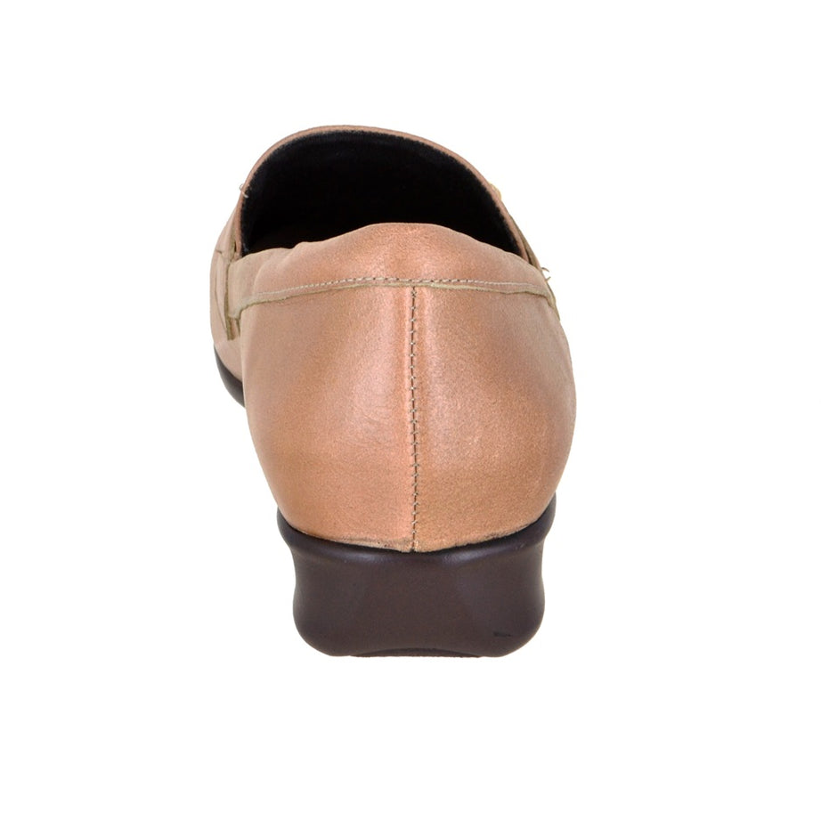 Mocasín de piel con hebilla decorativa