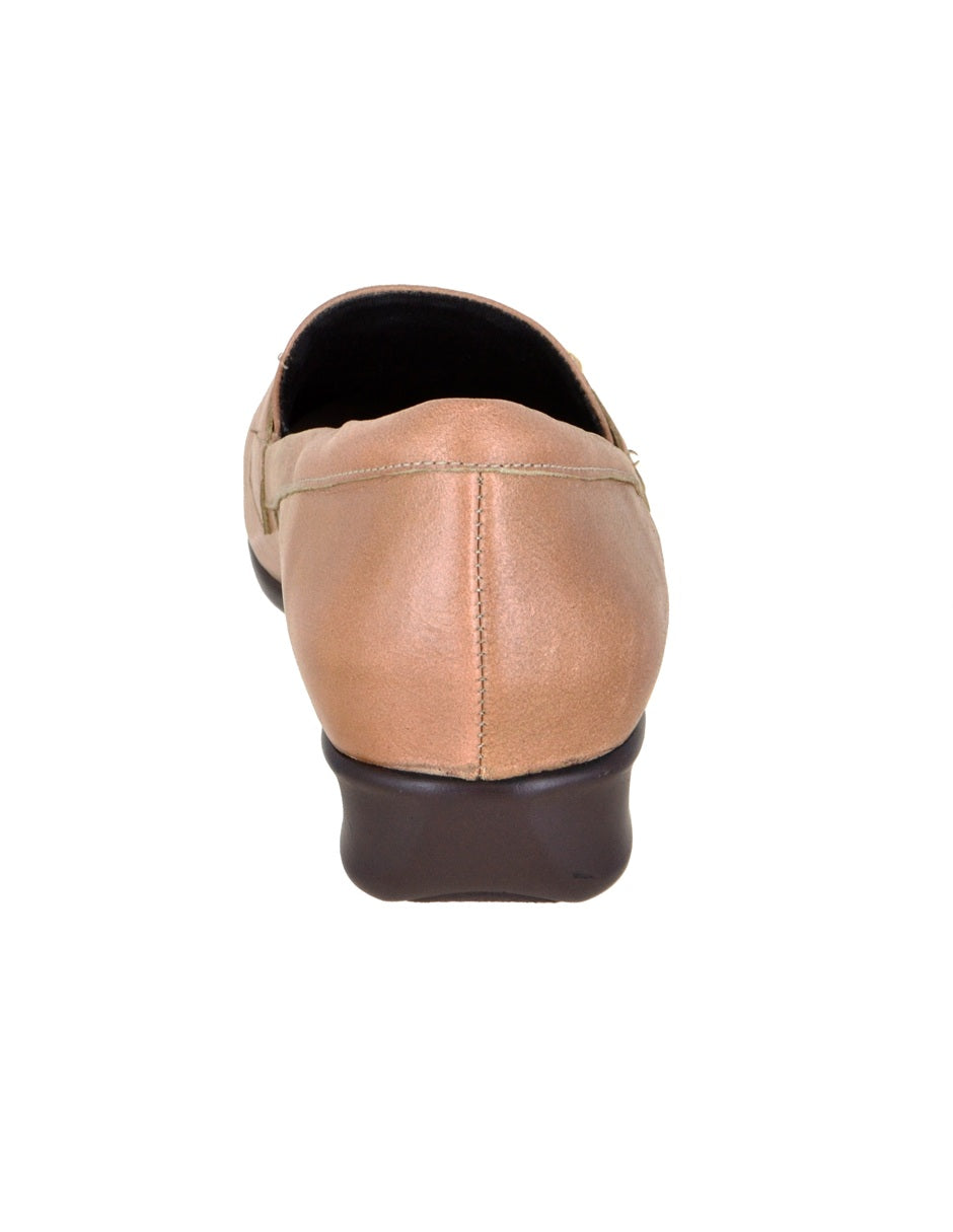 Mocasín de piel con hebilla decorativa