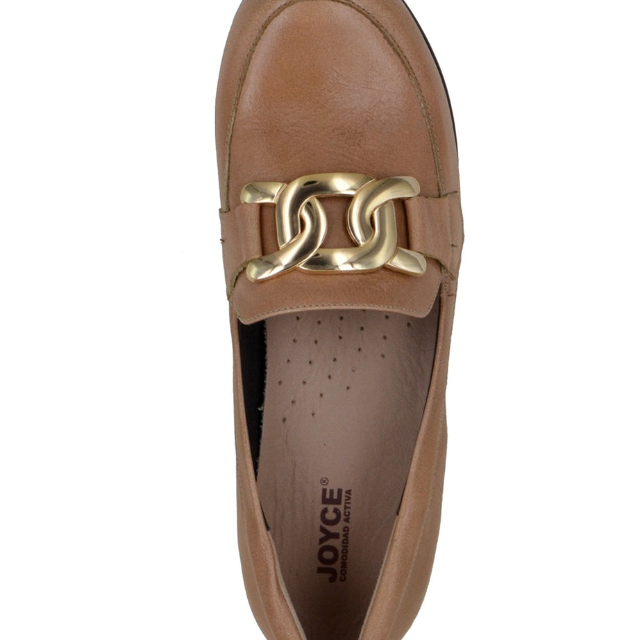 Mocasín de piel con hebilla decorativa