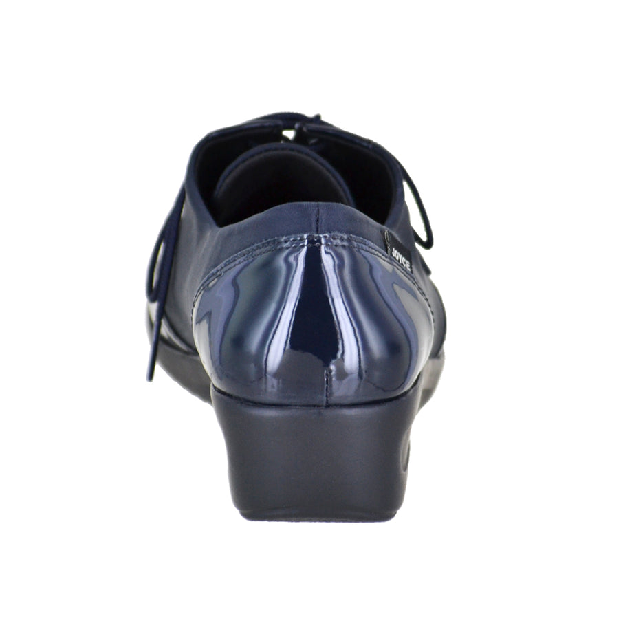 Sneaker suave de licra y charol