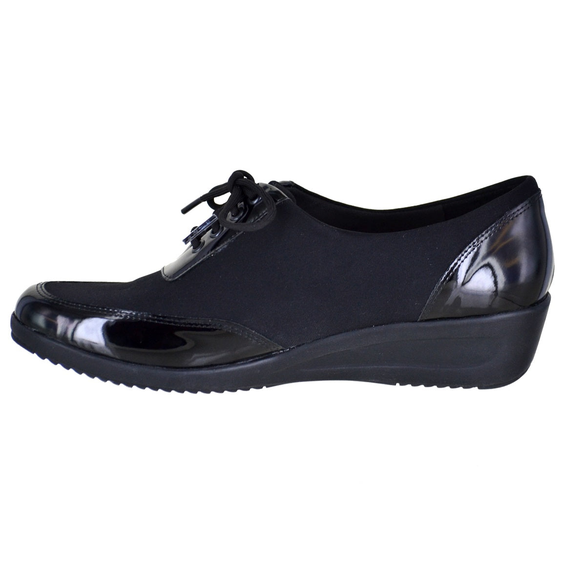 Sneaker suave de licra y charol