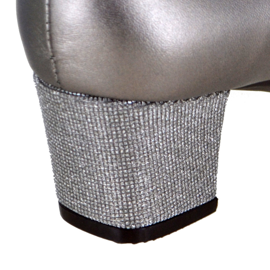 Zapatilla de piel metálica con tacón texturizado brillante