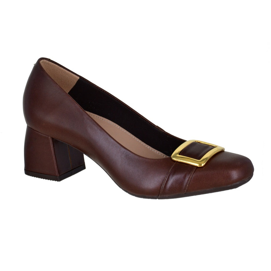 Zapatilla de piel con hebilla decorativa