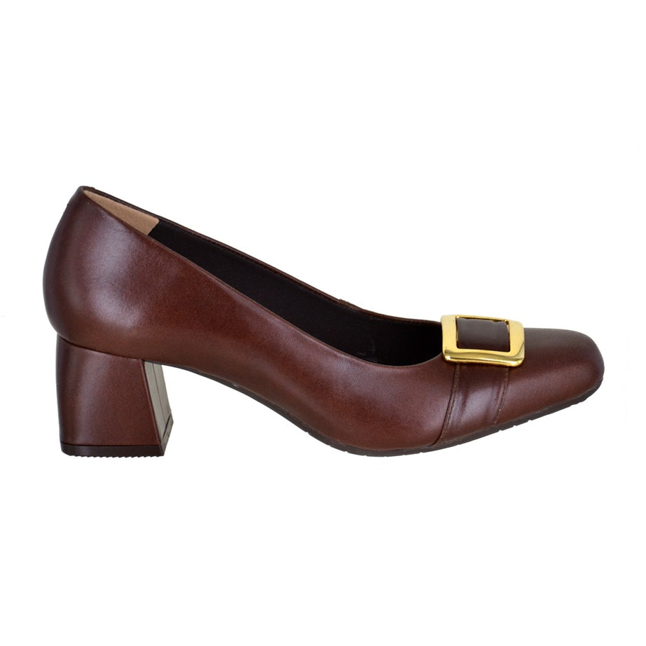 Zapatilla de piel con hebilla decorativa