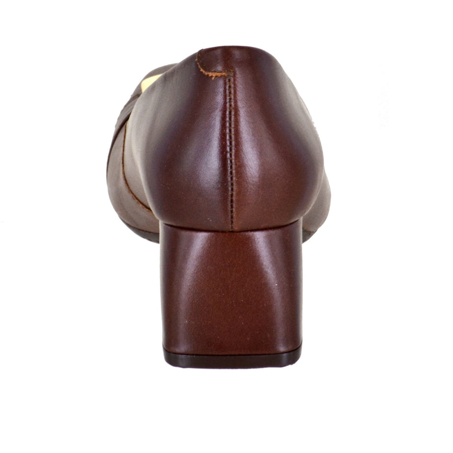 Zapatilla de piel con hebilla decorativa