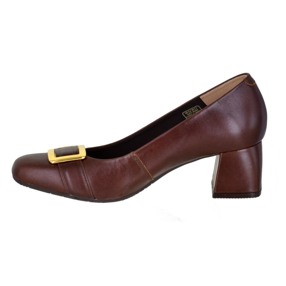 Zapatilla de piel con hebilla decorativa