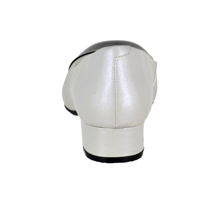 Zapatilla de piel con puntera de charol y elástico oculto