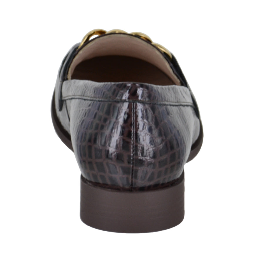 Mocasín texturizado con cadena