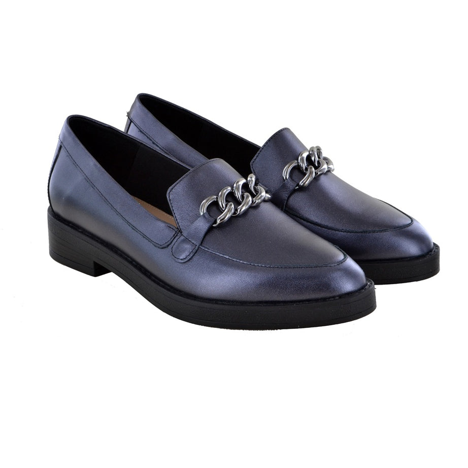 Mocasín de piel con cadena color azul metálico