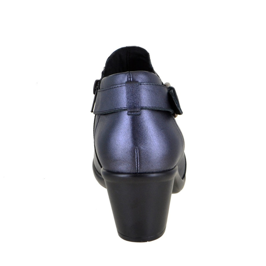 Botín elegante de piel con hebilla decorativa