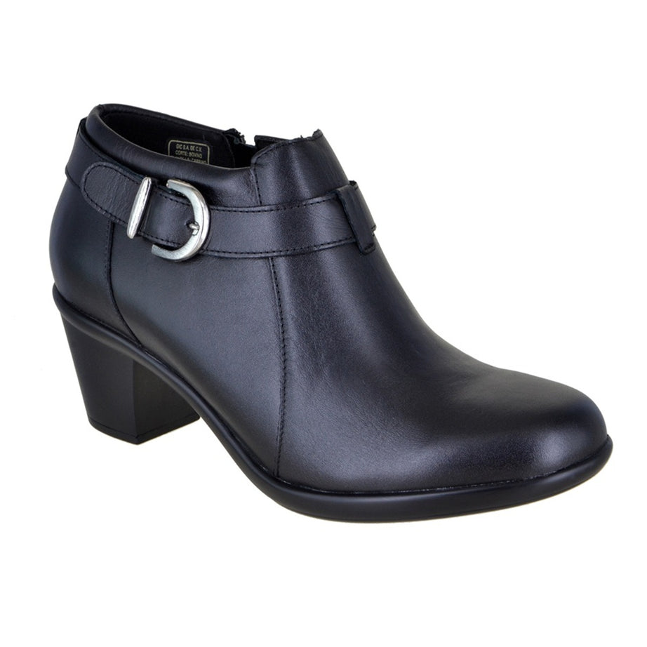 Botín elegante de piel con hebilla decorativa