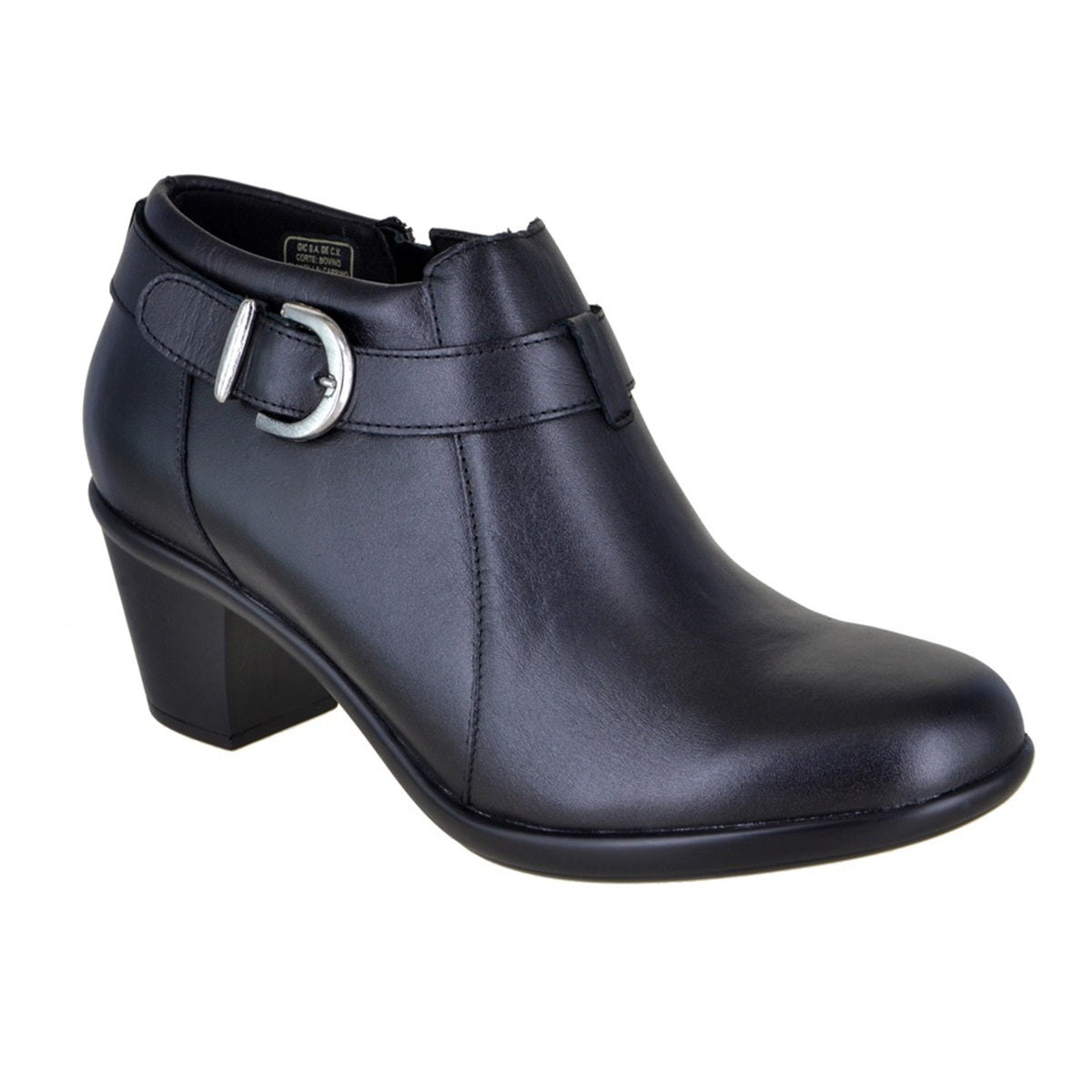 Botín elegante de piel con hebilla decorativa