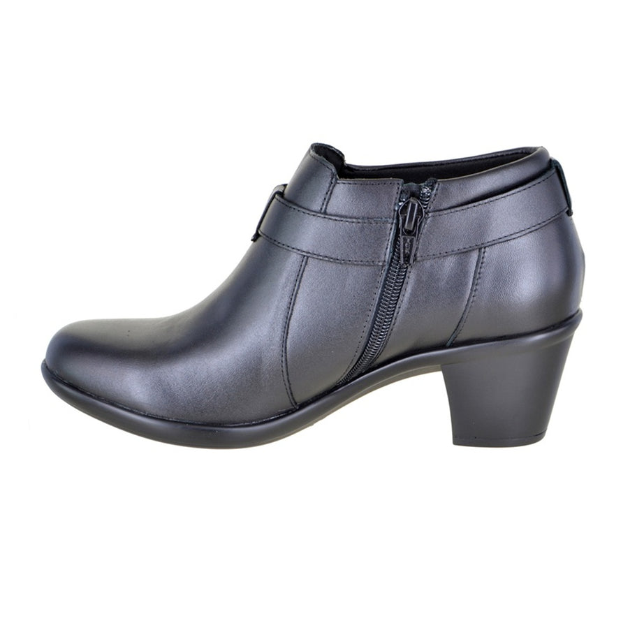 Botín elegante de piel con hebilla decorativa