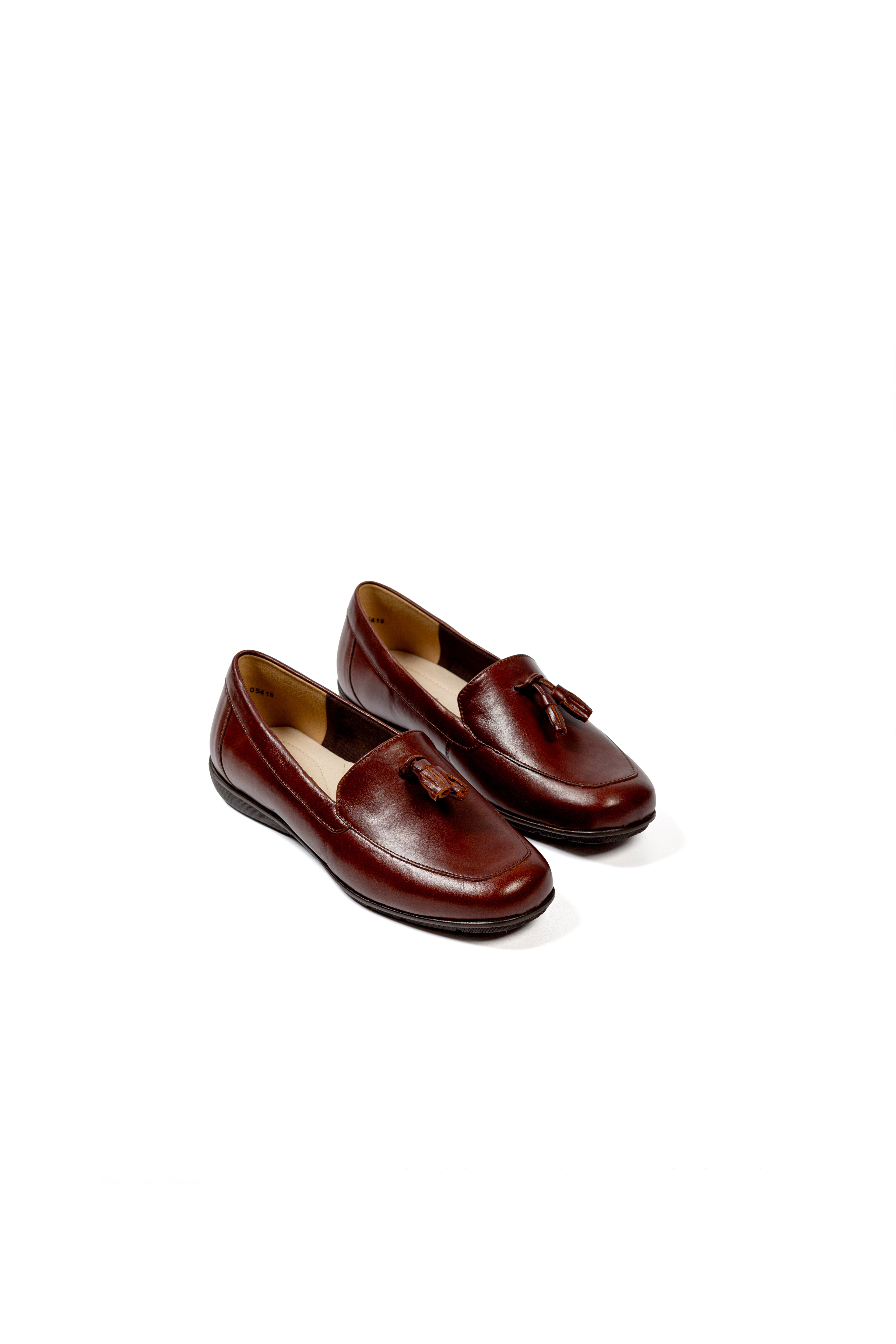 Mocasín de piel con borlas -  café