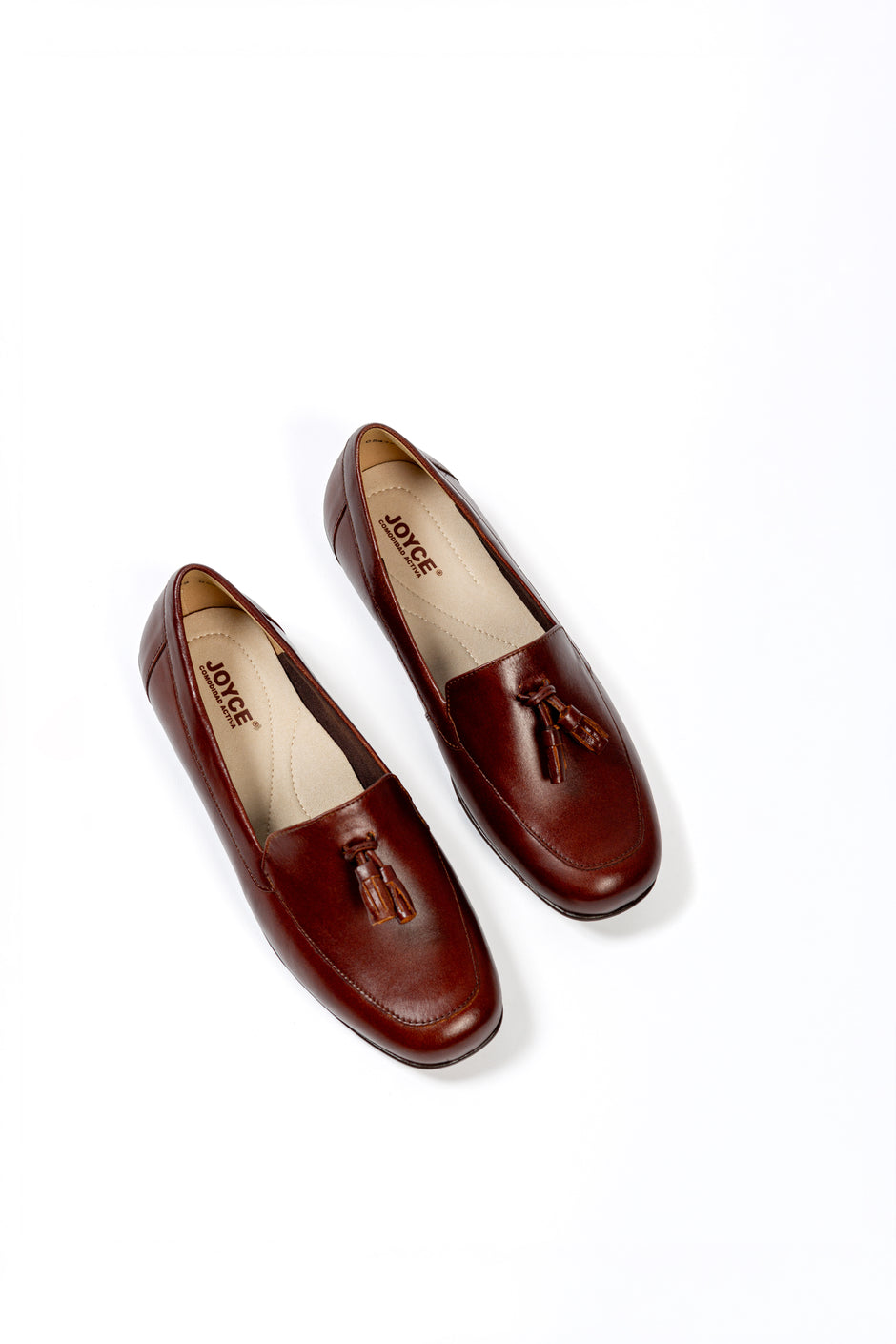 Mocasín de piel con borlas -  café