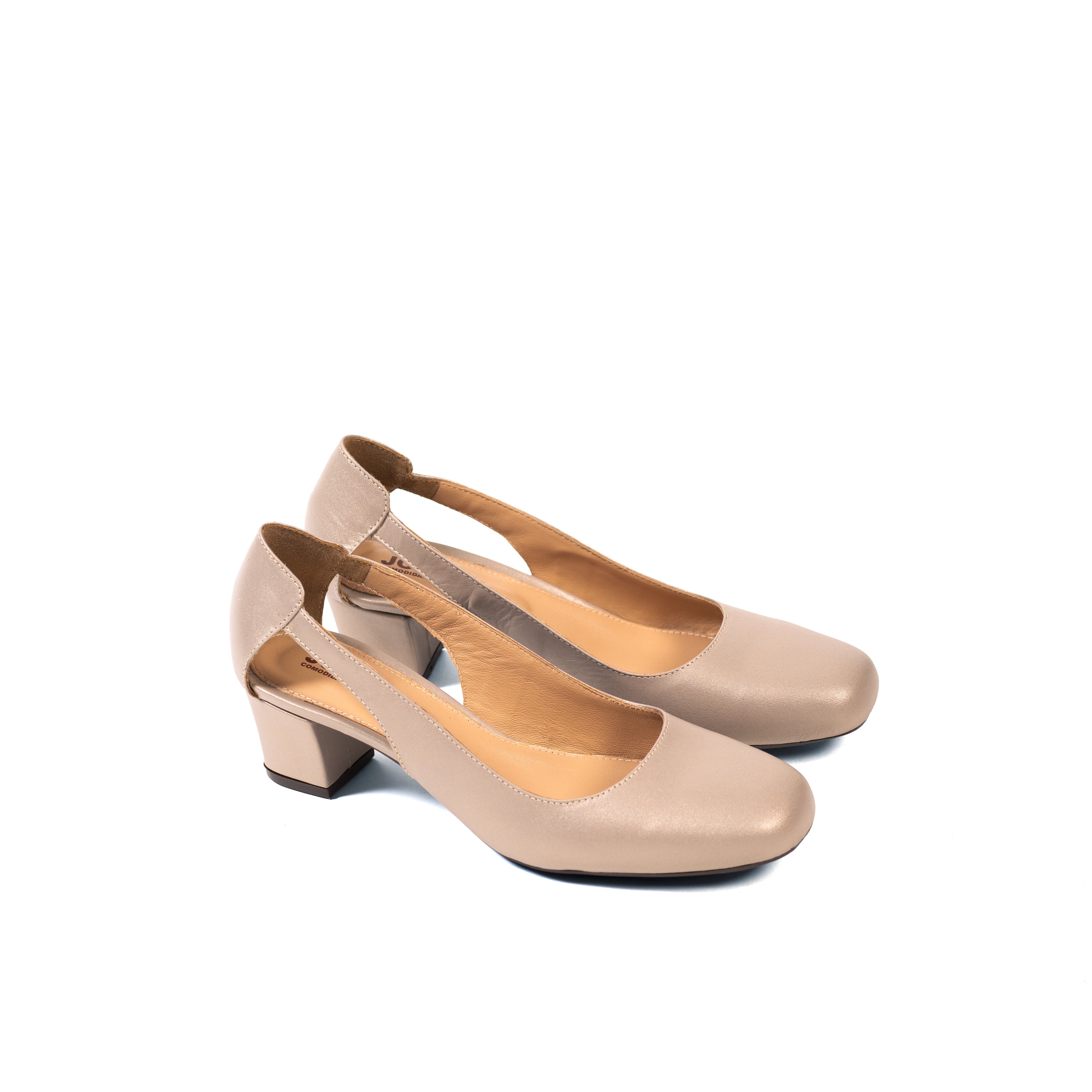 Zapatilla de piel con aberturas laterales