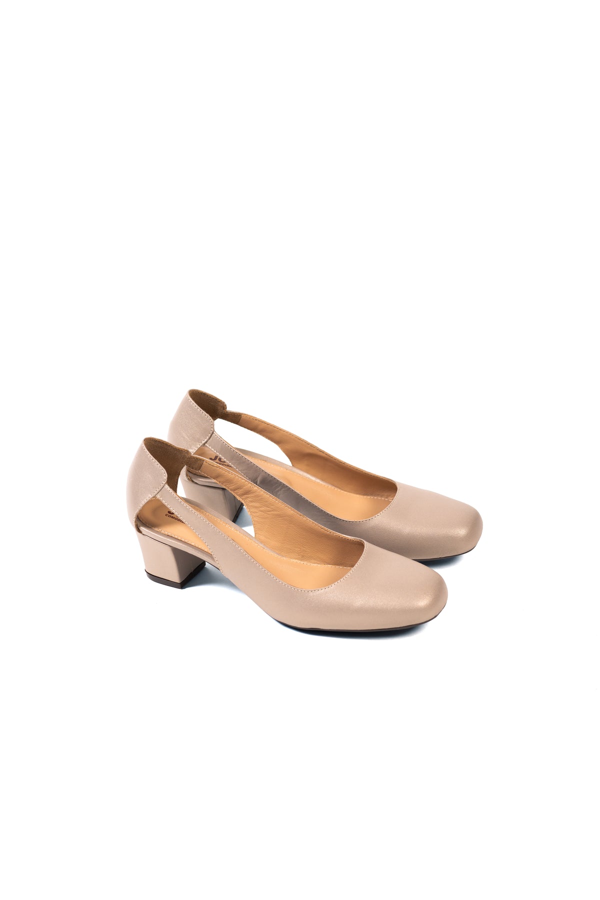 Zapatilla de piel con aberturas laterales